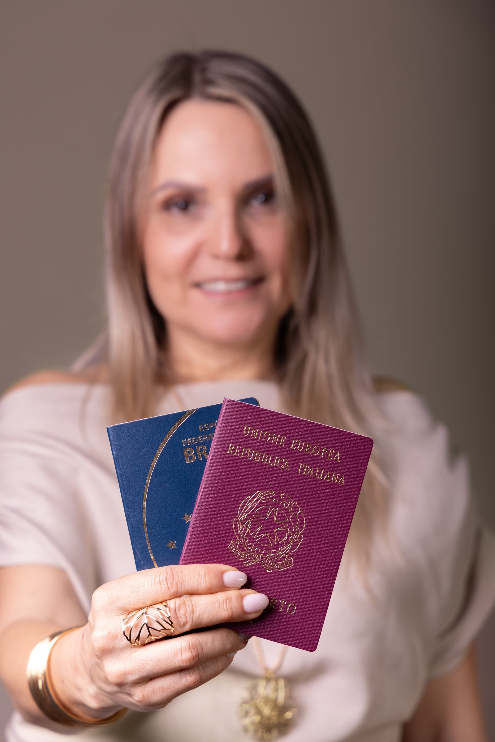 Tatiana Casotti com passaporte brasileiro e italiano